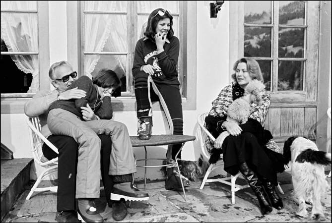 Grace Kelly robe noire et bottes en cuir, pardessus noir et blanc façon châle, pour un après-midi en famille à Gstaad en 1983