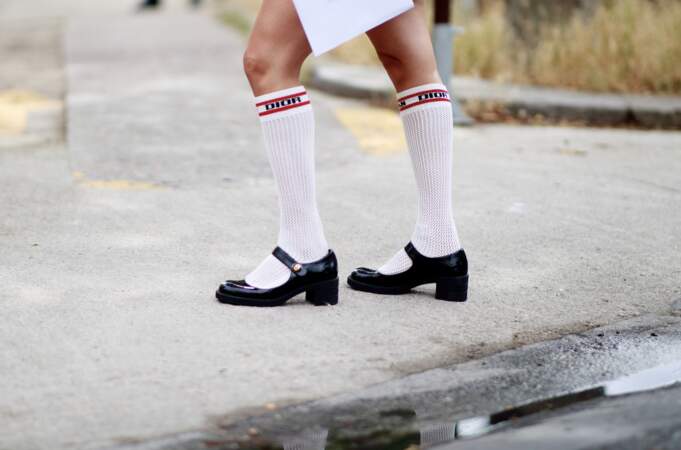 A logos, colorées et torsadées, cet
hiver les chaussettes montent sous le genou chez Dior.