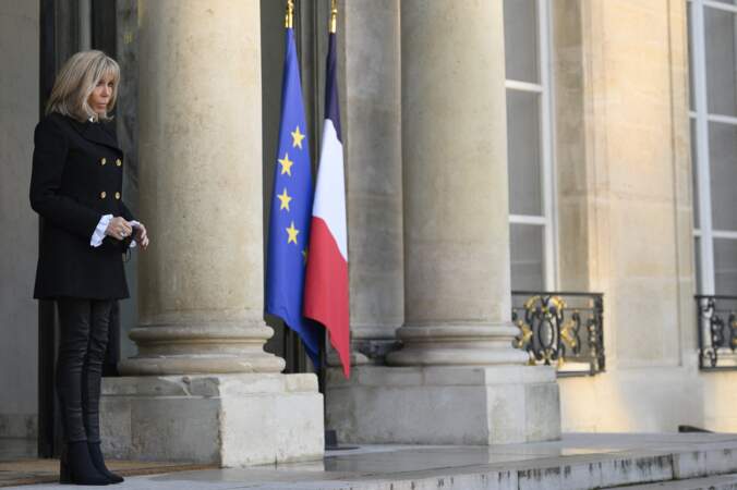 Brigitte Macron attend Douglas Emhoff.