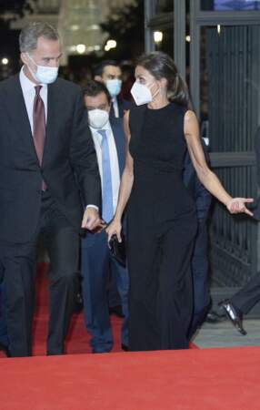 Le roi Felipe VI d'Espagne et la reine Letizia sur le tapis rouge du théâtre royal de Madrid le 13 novembre