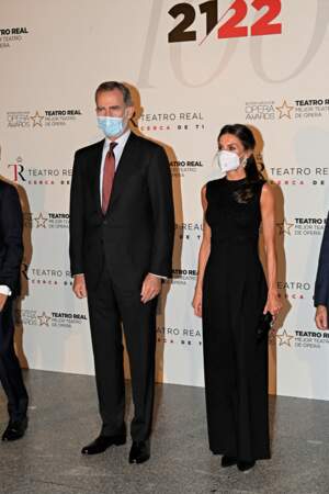 Le roi Felipe VI d'Espagne et la reine Letizia posent devant les photographes, le 13 novembre 