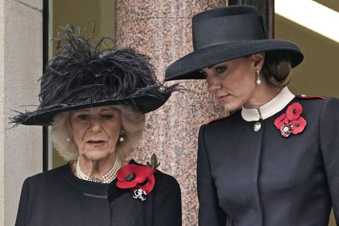 Le prince Charles et son épouse Camilla Parker Bowles, le prince William et sa femme, Kate Middleton, ainsi que le comte et la comtesse de Wessex, la princesse Anne et son mari, le vice-amiral Sir Tim Laurence, étaient notamment présents.