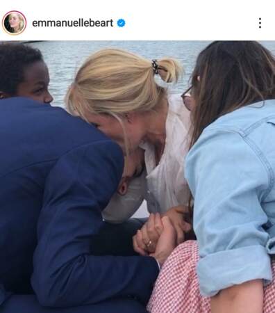 Emmanuelle Béart entourée de ses trois enfants, Nelly, Yohann et Surafel, en mai 2019.