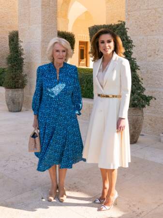 Camilla Parker Bowles a choisi une robe longue fleurie et Rania de Jordanie une robe longue d'un blanc immaculé, une paires d'escarpins Dior et un sac à mains Louis Vuitton.