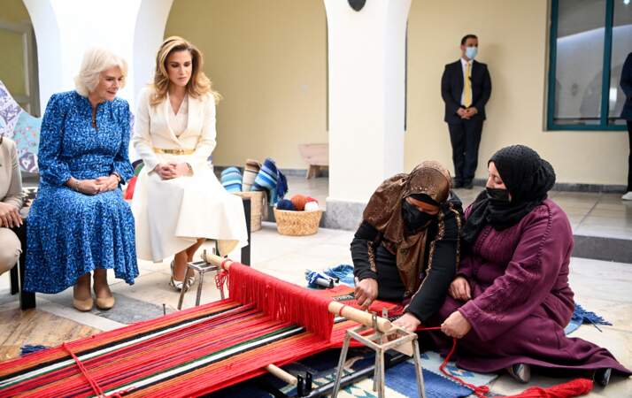 La reine Rania de Jordanie et Camilla Parker Bowles, duchesse de Cornouailles, en visite au centre "Queen Rania Family and Children" à Amman, le 16 novembre 2021