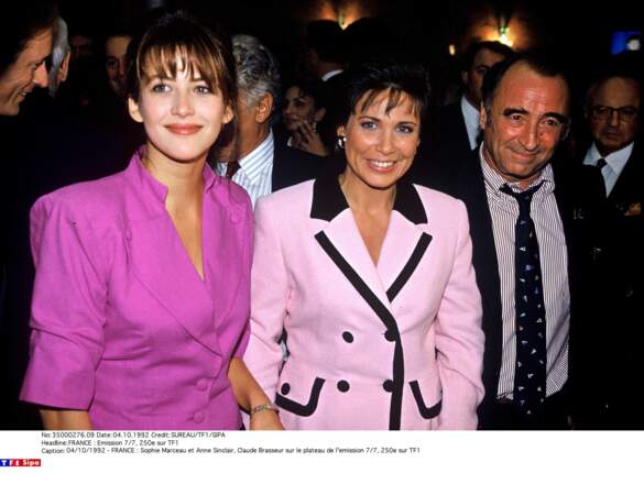 Sophie Marceau, tailleur mauve manches courtes, so 90's, avec Anne Sinclair et Claude Brasseur pour l'émission 7/7 (1992)
