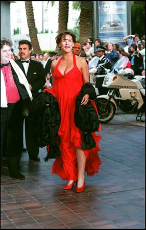 Sophie Marceau enceinte en robe rouge en 1995