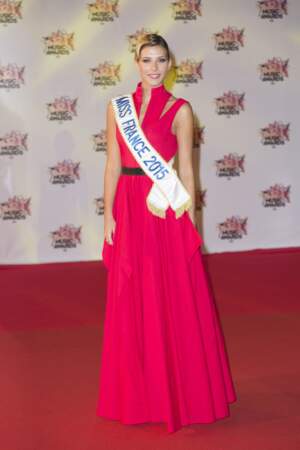 Camille Cerf, Miss France 2015 foule le tapis rouge des NRJ Music Awards 2015