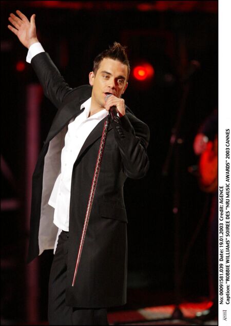 Robbie William met le feu sur la scène des NRJ Music Awards, à Cannes, le 19 janvier 2003