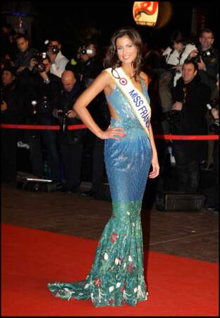 Malika Ménard, Miss France 2010 foule le tapis rouge des NRJ Music Awards 2010