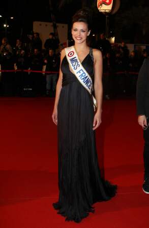 Marine Lorphelin, Miss France 2013 foule le tapis rouge des NRJ Music Awards 2013
