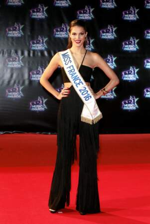 Iris Mittenaere, Miss France 2016, foule le tapis rouge des NRJ Music Awards 2016