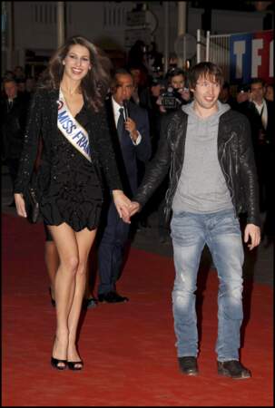 Laury Thilleman, Miss France 2011 accompagnée du chanteur James Blunt sur le tapis rouge des NRJ Music Awards 2011
