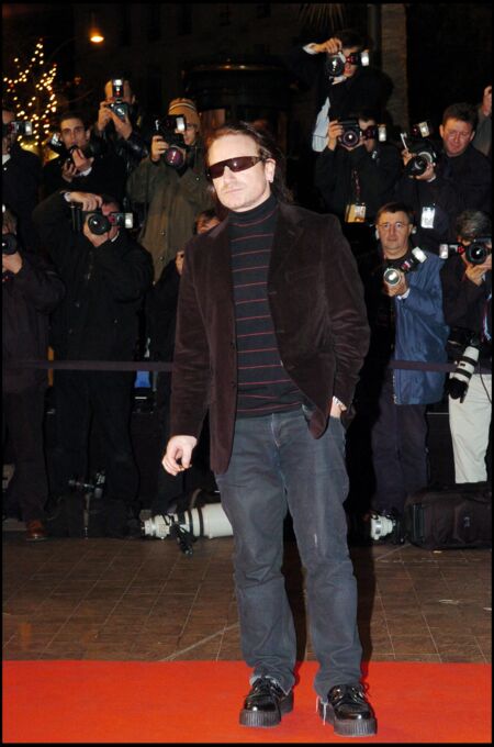 Bono, le chanteur de U2, assiste aux NRJ Music Awards, à Cannes, le 22 janvier 2005