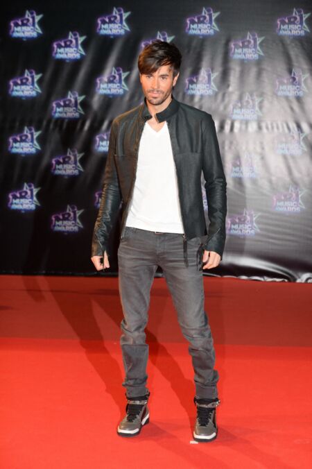 Enrique Iglesias crée l'émoi aux NRJ Music Awards, à Cannes, le 12 novembre 2016