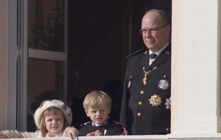 Après la cérémonie religieuse en la cathédrale de Monaco, le prince Albert et ses enfants sont apparus au balcon du palais princier, en ce jour de Fête nationale de Monaco, le 19 novembre 2021.