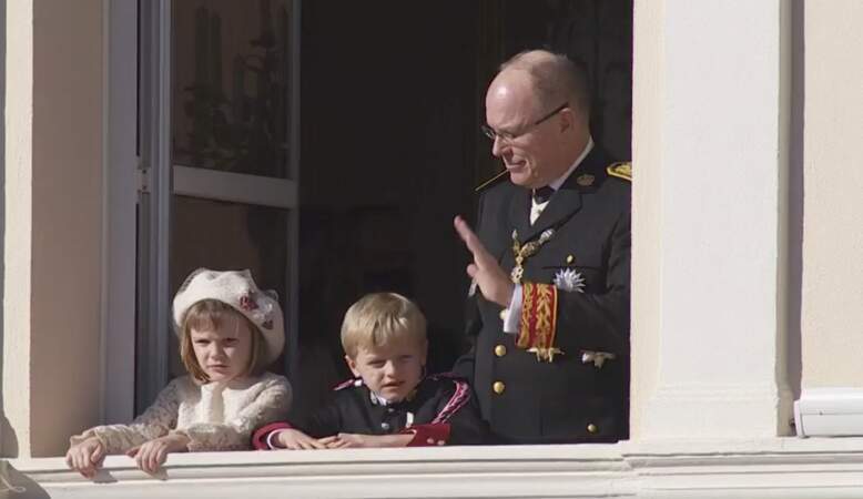 Le prince Albert de Monaco aux côtés de ses jumeaux, Jacques et Gabriella, au balcon du palais princier, lors de la  fête nationale le 19 novembre 2021.