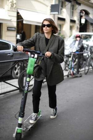 Lors de ses séjours dans la capitale, Kaia Gerber adopte le mode de transport très prisé des parisiens : la trottinette électrique, comme ici en marge de la Fashion Week le 30 septembre 2019.