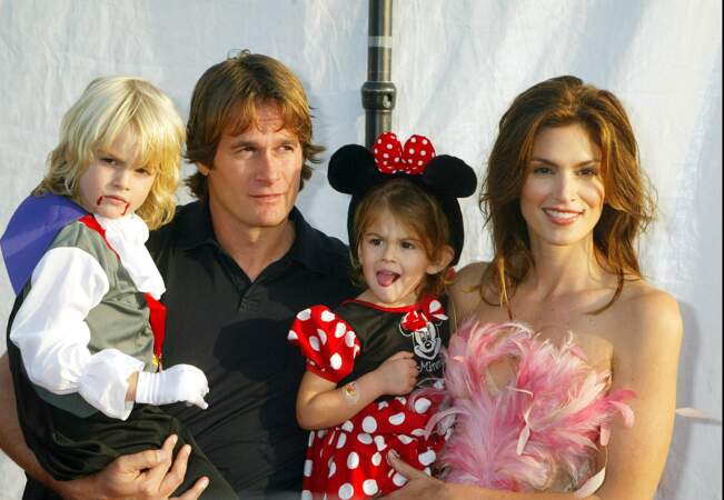 En 2003, à l'âge de deux ans à peine, Kaia Gerber fait ses débuts sur le tapis rouge dans les bras de sa mère Cindy Crawford. Déguisée en adorable Minnie Mouse, la fillette est entourée de son père Rande et de son frère Presley pour assister à une soirée caritative à Los Angeles. 