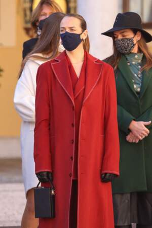 Pauline Ducruet  en total look rouge : manteau long et costume