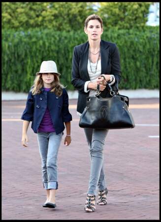 En 2009, lors d'une sortie au restaurant Nobu à Malibu avec sa mère Cindy Crawford. En jean slim retroussé, veste paletot marine et trilby vissé sur la tête, la petite Kaia a déjà tout de la mini fashionista. 