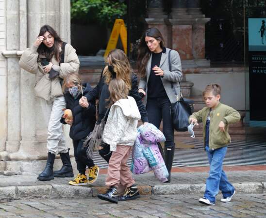 Elsa Pataky reconnue dans la rue avec ses enfants, en Espagne, le 20 novembre