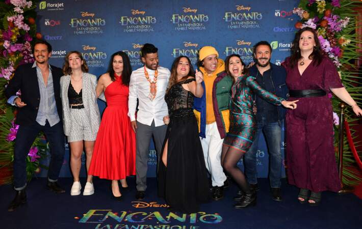 L'équipe du film à l'avant-première du film "Encanto" de Disney au Grand Rex à Paris le 19 novembre