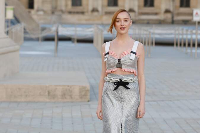 La jeune révélation britannique Phoebe Dynevor, au défilé de mode Louis Vuitton à Paris, le 5 octobre 2021.