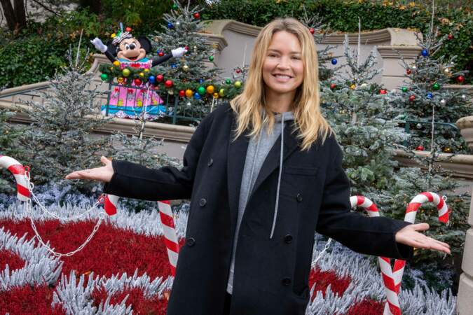 Virginie Efira porte un hoodie et les cheveux lachés pour fêter Noël à Disneyland Paris le 21 novembre 2021