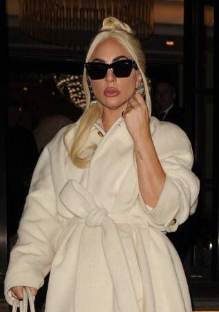 Lady Gaga avec un chignon haut et deux mèches qui encadrent son visage, le 11 November 2021.