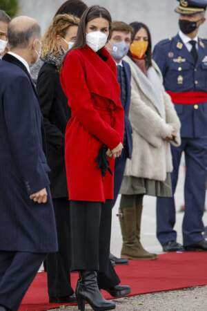 Pour l'occasion, la reine d'Espagne a misé sur une paire de bottines noires, un pantalon noir et un très beau manteau rouge ceinturé à la taille signé Boss