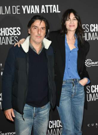 Yvan Attal et sa compagne Charlotte Gainsbourg pour l'avant-première du film "Les Choses Humaines" à Paris le 23 novembre 2021.