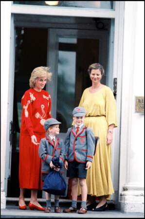 La princesse Diana accompagne ses fils les princes William et Harry lors de la rentrée scolaire de la Wetherby School à Londres, en 1989. 