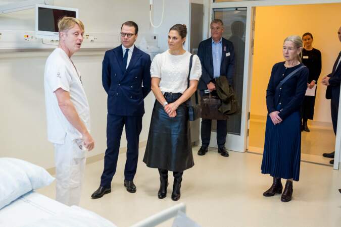 Victoria et Daniel de Suède en visite à l’hôpital universitaire de Malmö vendredi 26 novembre 2021.