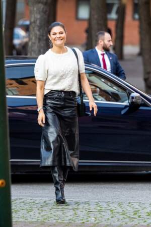 La princesse Victoria de Suède craque pour une jupe midi en cuir, le 26 novembre 2021. 