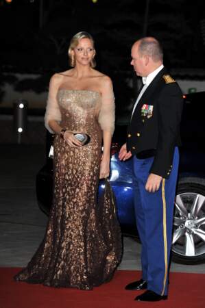 La princesse Charlene de Monaco en robe longue scintillante avec le prince Albert