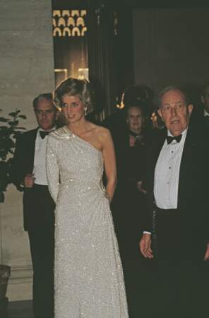La princesse Diana en robe brillante asymétrique en novembre 1985