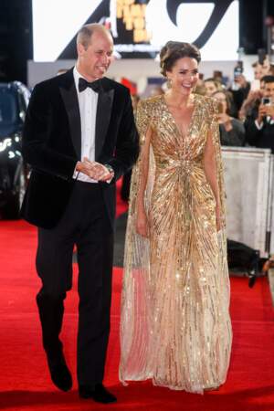 Kate Middleton en robe dorée scintillante pour la première de James Bond le  28 septembre 2021.