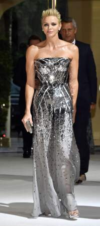 La princesse Charlene de Monaco sculpturale dans cette robe de soirée brillante, le 28 juillet 2017.