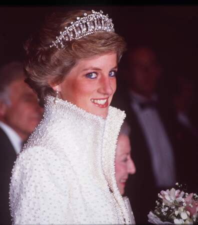La princesse Diana  avec un manteau tout en sequins, le 1er novembre 1989.