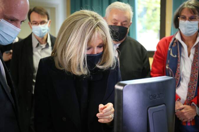 Brigitte Macron et Jean-Michel Blanquer ont même pu se familiariser avec en échangeant avec une élève connectée depuis l'hôpital