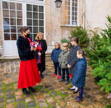 La princesse de Suède rencontre des enfants à l'institut suédois.