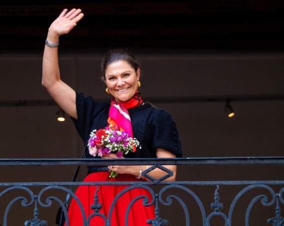 Victoria de Suède a reçu un bouquet de fleurs, en accord avec sa tenue. 