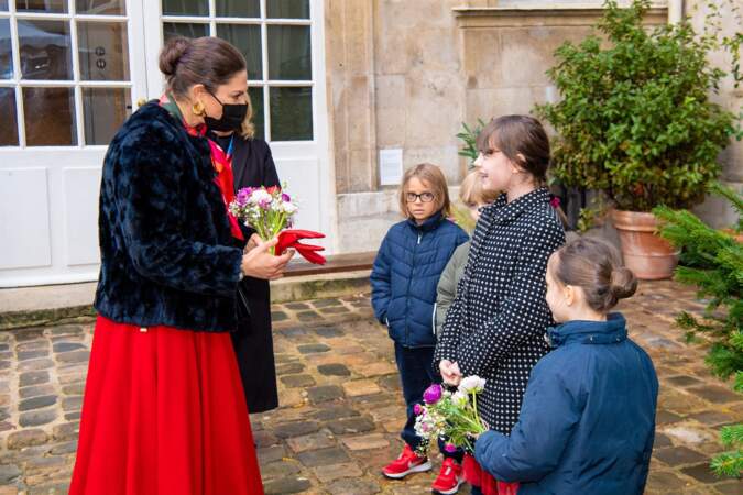 La princesse de Suède rencontre des enfants à l'institut suédois.