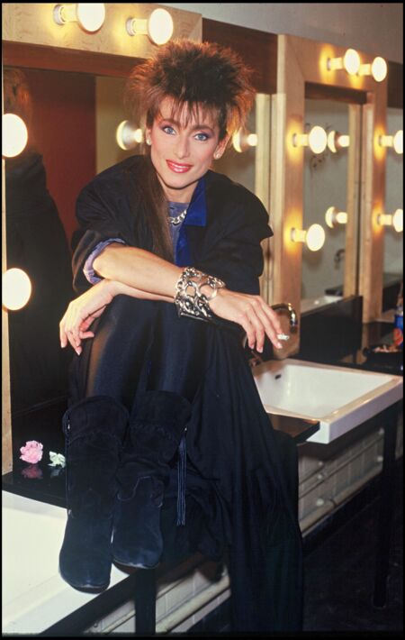 Julie Pietri connue pour ses chansons "Eve lève-toi" et "Magdalena" dans les loges d'une émission de télévision, le 13 octobre 1986.