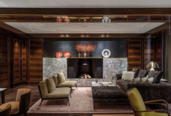 Le lounge et sa sublime cheminée au coeur du Bulgari Hotel Paris