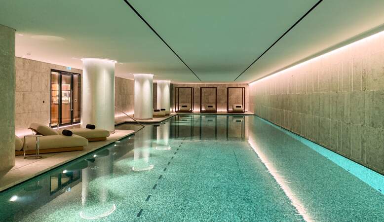 La sublime piscine du Bulgari Hotel Paris au sein du Bulgari Spa
