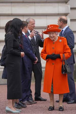 Le manteau orangé et flashy de la reine Elizabeth II, le 7 juin 2021
