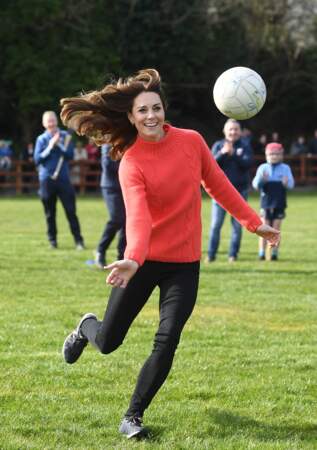 Kate Middleton en gros pull, slim et baskets pour un match, le 5 mars 2020.