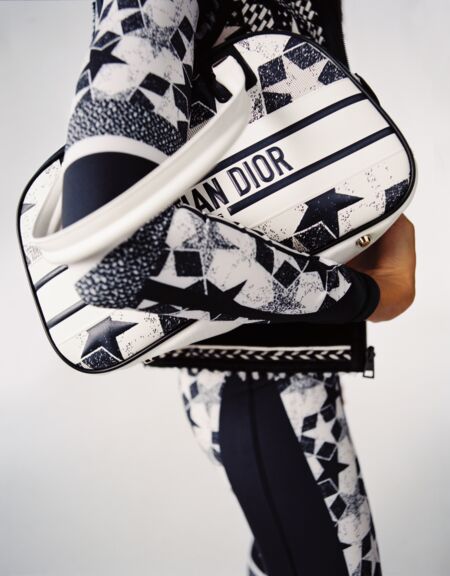 Le sac Dior Vibe bowling motif Étoile, le choix d'Athina Koini